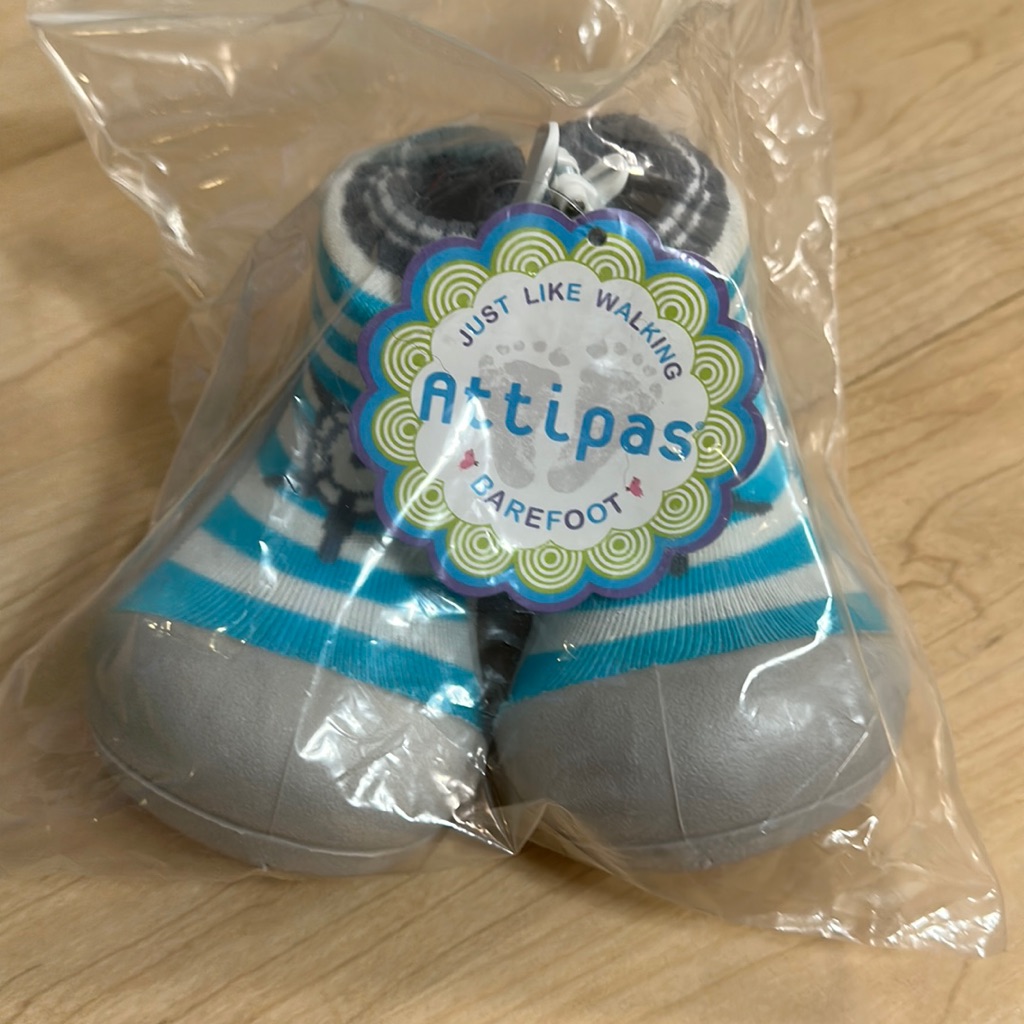 New Attipas Shoes (Size 6.5/Xl)